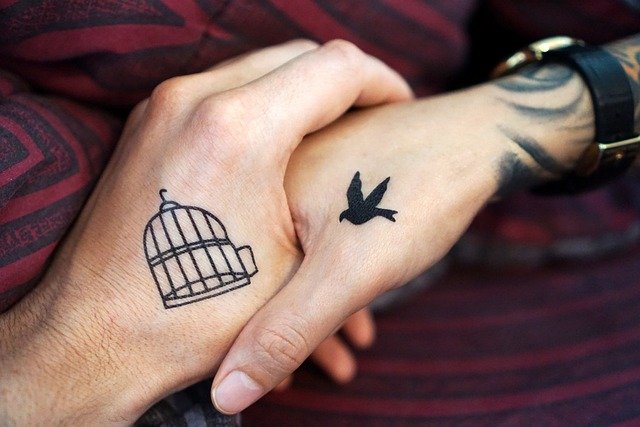 **Descubre los Mejores Tatuajes Pequeños en los Dedos: Pros, Contras y Ejemplos**